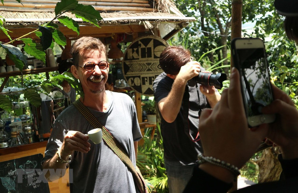 Un viajero manifiesta su alegría la disfrutar del café, una especialidad de esta localidad (Fuente: VNA) 