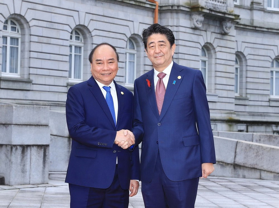 El primer ministro de Vietnam, Nguyen Xuan Phuc, fue recibido por su homólogo, Shinzo Abe (Fuente: VNA)