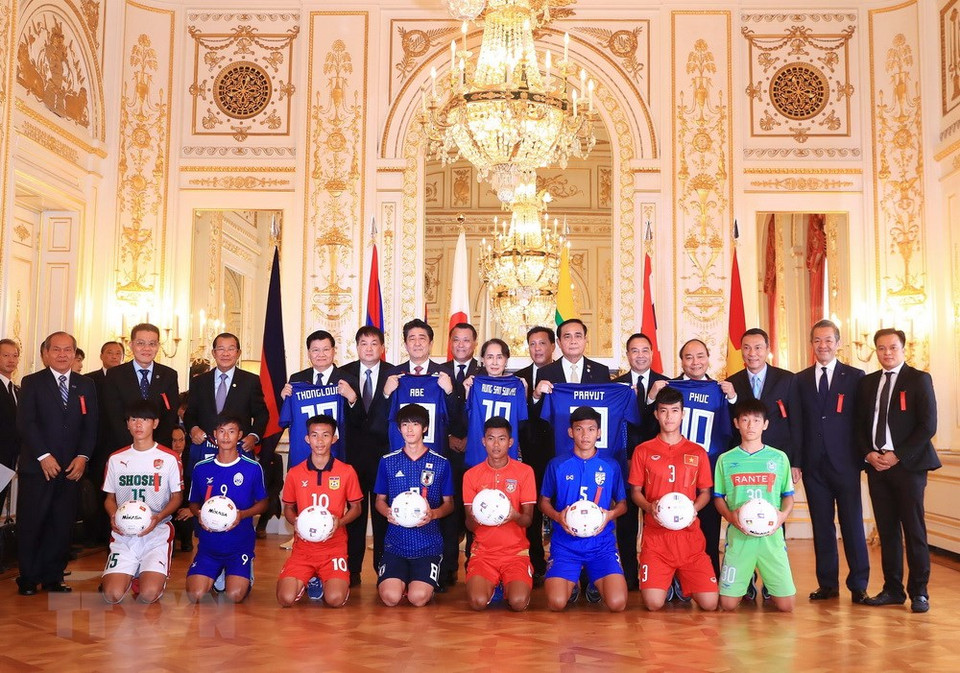 El primer ministro de Vietnam, Nguyen Xuan Phuc, y otros dirigentes en la cumbre, posan juntos con los jugadores de los equipos de fútbol de Mekong y Japón (Fuente: VNA)