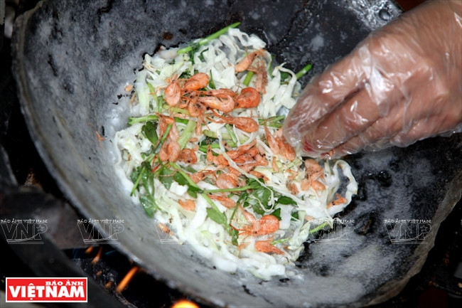 Cuando esté cocidos la leche de polvo y otros ingredientes, se agrega las gambitas
