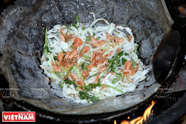 Tarta Khoai ya cocida en el sartén.