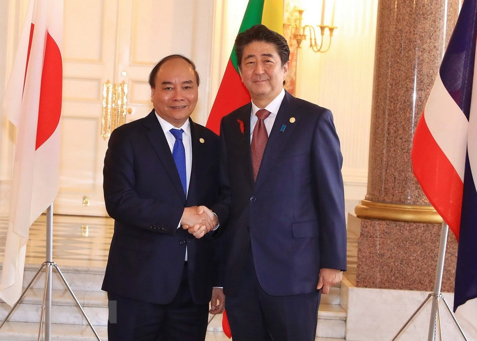 NEl primer ministro de Vietnam, Nguyen Xuan Phuc, fue recibido por su homólogo, Shinzo Abe (Fuente: VNA)hập mô tả cho ảnh