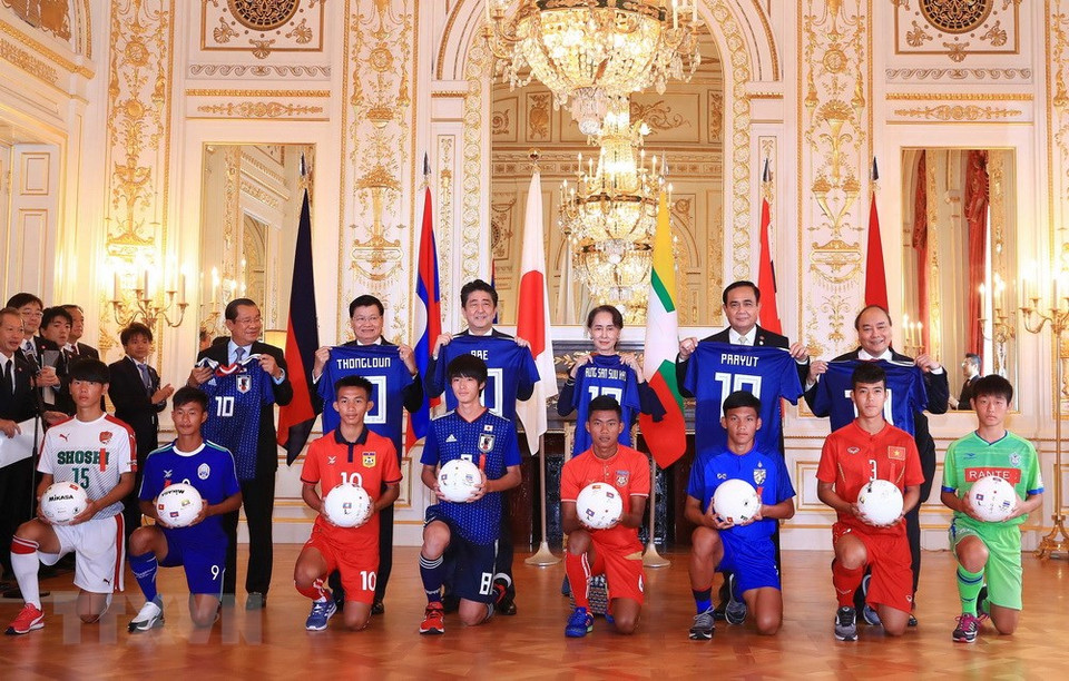 El primer ministro de Vietnam, Nguyen Xuan Phuc, y otros dirigentes en la cumbre, posan juntos con los jugadores de los equipos de fútbol de Mekong y Japón (Fuente: VNA)
