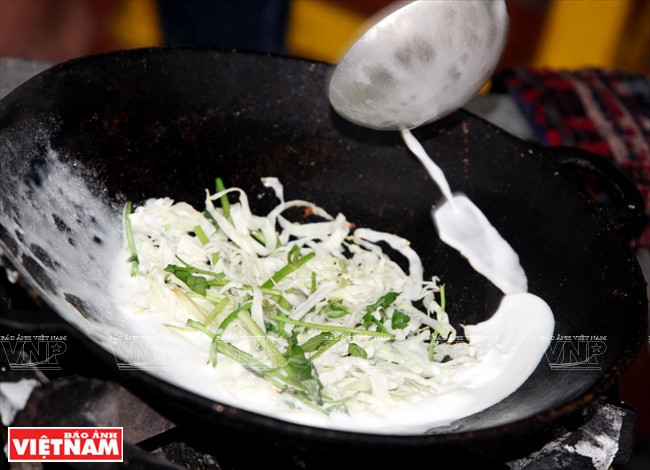  Primero, se fríe verduras y luego se añade la leche de arroz (Fuente: VNA)