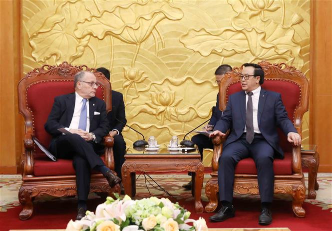El ministro de Relaciones Exteriores y Culto de Argentina, Jorge Faurie, se reunió con el jefe de la Comisión de Asuntos Exteriores del Comité Central del Partido Comunista de Vietnam, Hoang Binh Quan (Fuente: VNA)