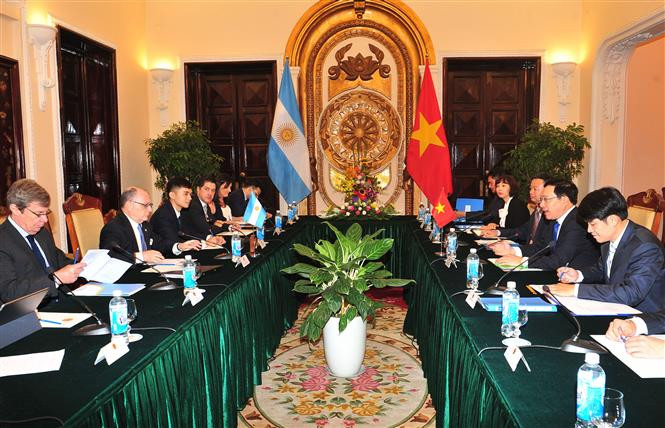El vicepremier y canciller de Vietnam, Pham Binh Minh, sostuvo un diálogo con el ministro de Relaciones Exteriores y Culto de Argentina, Jorge Faurie. (Fuente: VNA)