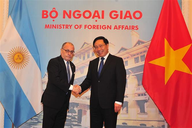 El ministro de Relaciones Exteriores y Culto de Argentina, Jorge Faurie, fue recibido por el vicepremier y canciller de Vietnam, Pham Binh Minh. (Fuente: VNA)