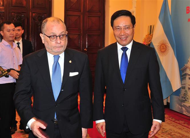 El ministro de Relaciones Exteriores y Culto de Argentina, Jorge Faurie, fue recibido por el vicepremier y canciller de Vietnam, Pham Binh Minh. (Fuente: VNA)