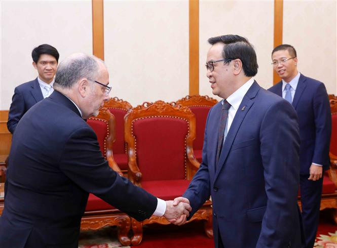 El ministro de Relaciones Exteriores y Culto de Argentina, Jorge Faurie, se reunió con el jefe de la Comisión de Asuntos Exteriores del Comité Central del Partido Comunista de Vietnam, Hoang Binh Quan (Fuente: VNA)