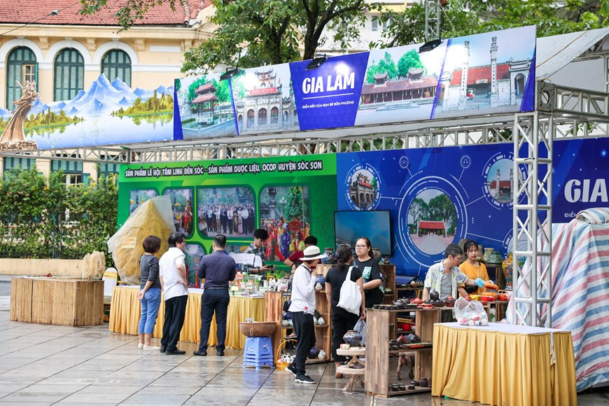 El festival, organizado por el Centro de Promoción, Inversión, Comercio y Turismo en colaboración con el Departamento municipal de Turismo, tiene como objetivo promover los valores de la gastronomía del país y estimular la recuperación de la llamada industria sin humo de la capital en el período post-COVID-19. Bajo el tema “Los hanoiyenses viajan a Hanoi”, la cita, organizada en el área del Monumento Ly Thai To y las zonas circundantes en el distrito de Hoan Kiem, cuenta con espacios comunes y numerosos pabellones turísticos y espacios gastronómicos. Las autoridades municipales destacaron el significado del festival, el cual se espera convertir en un evento de promoción turística de prestigio, que atrae la participación de un gran número de visitantes provenientes de otras provincias y ciudades de todo el país y también de los residentes en la capital (Fuente: Vietnamplus)