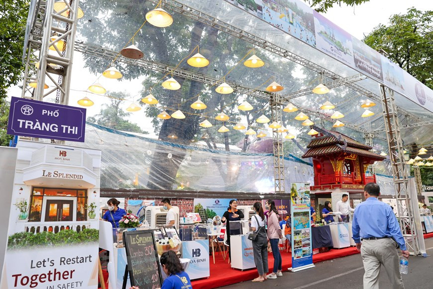 El espacio culinario en la cita introduce platos y especialidades excepcionales de la capital con características propias, singularidad y sofisticación como pho de Hanoi (sopa de fideos con carne de res o pollo), cha ca (fideos con pescado asado), bun thang (fideos con pollo, salchichas y verduras), pastel de camarón del lago Oeste y té de loto del lago Oeste, entre otros. De tal manera, los rasos particulares de la culinaria de Vietnam se conservan y se desarrollan. El festival, organizado por el Centro de Promoción, Inversión, Comercio y Turismo en colaboración con el Departamento municipal de Turismo, tiene como objetivo promover los valores de la gastronomía del país (Fuente: Vietnamplus)