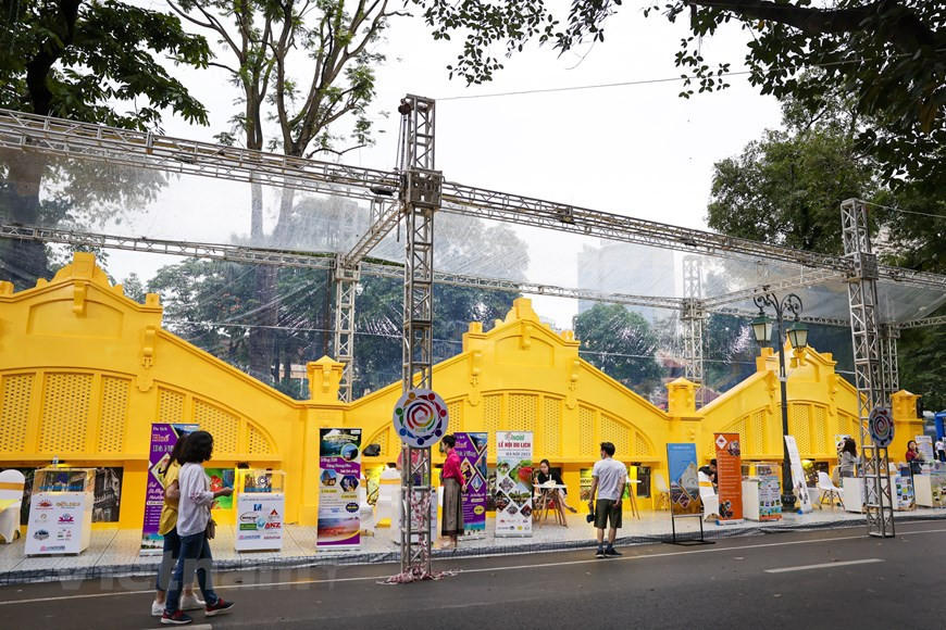 Inmediatamente después de la ceremonia de inauguración efectuada en la noche del 16 de abril, el Festival de Turismo y Gastronomía de Hanoi 2021 atrae a un gran número de hanoyenses, quienes acuden a este lugar para conocer mejor sobre los productos destacados de la cultura y la llamada industria de ocio, así como disfruta de los platos típicos del país. El programa forma parte del plan para la recuperación del sector del turismo de Hanoi, en el contexto de que el COVID-19 se mantiene bajo el control. Bajo el tema “Los hanoiyenses viajan a Hanoi”, la cita, organizada en el área del Monumento Ly Thai To y las zonas circundantes en el distrito de Hoan Kiem, cuenta con espacios comunes y numerosos pabellones turísticos y espacios gastronómicos en pos de estimular el turismo e introducir la cultura culinaria de la capital de Vietnam (Fuente: Vietnamplus)