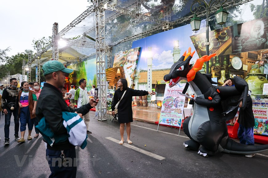 El área de promoción de productos de estímulo de Hanoi tiene alrededor de 150 puestos de unidades de la Asociación de Viajes de Hanoi, el Club de Viajes de Hanoi de la UNESCO. En la cita participan representantes de 12 provincias y ciudades, quienes se dedican a destacar las potencialidades para el desarrollo turístico locales. Según la jefa del Departamento municipal de Turismo, Dang Huong Giang, en el marco del evento, la entidad organiza la actividad "Presentar productos de estímulo del turismo interno 2021", con la participación de muchas empresas de transporte, viajes y alojamiento de la urbe. las aerolíneas como Vietnam Airlines, Vietjet Air y Bamboo Airways se han comprometido a ofrecer promociones y descuentos para los turistas (Fuente: Vietnamplus)