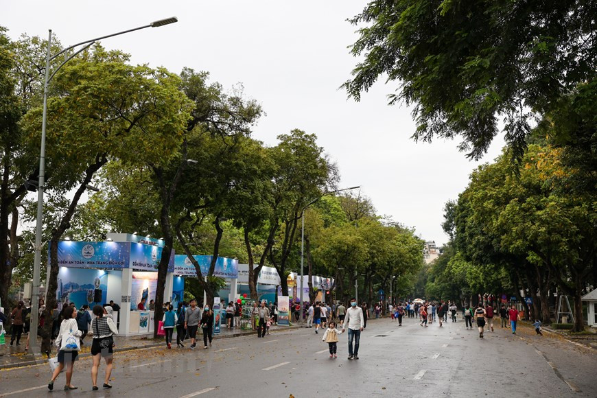 Las autoridades municipales destacaron el significado del festival, el cual se espera convertir en un evento de promoción turística de prestigio, que atrae la participación de un gran número de visitantes provenientes de otras provincias y ciudades de todo el país y también de los residentes en la capital. La cita se considera un puente para promover la cultura, la culinaria y también los lazos entre las localidades en el turismo. Hanoi recibió a unos 115 mil turistas nacionales en mayo, lo que representa una reducción del 53,3 por ciento en comparación con el mismo lapso del año pasado, debido a la evolución complicada del COVID-19. Mientras tanto, los ingresos de esa esfera económica en la capital disminuyeron un 60,3 por ciento (Fuente: Vietnamplus)