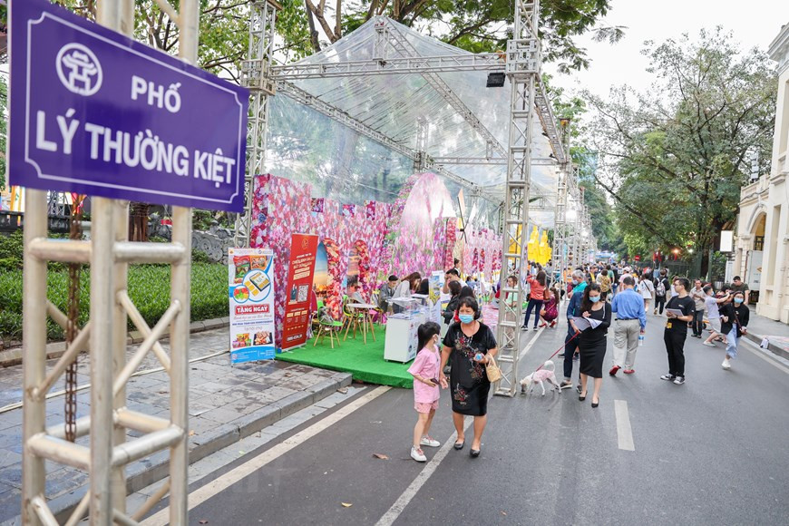 El festival, organizado en la capital vietnamita Hanoi por el Centro de Promoción, Inversión, Comercio y Turismo en colaboración con el Departamento municipal de Turismo, propone brindar al público la oportunidad para conocer mejor sobre las potencialidades del turismo de Hanoi. Durante el programa, se presentarn los productos de viaje, tours, hoteles y boletos de avión. Además, se introducen atracciones y destinos con gran potencial turístico como la Ciudadela Imperial de Thang Long, el Templo de la Literatura, la prisión de Hoa Lo, entre otros. El festival se destina a promover el turismo de Hanoi y las localidades asociadas, al mismo tiempo, restablecer las actividades de viaje en el país en el período post-COVID-19 (Fuente: Vietnamplus)