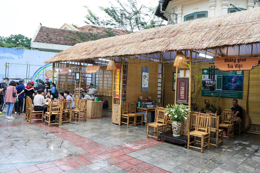 Se trata de una actividad para promover e introducir la imagen de Hanoi: un destino seguro, amigable, de calidad y atractivo. Además, las agencias de viajes locales presentan en el festival en Hanoi muchos productos turísticos de alta calidad a un precio razonable. Según la jefa del Departamento municipal de Turismo, Dang Huong Giang, en el marco del evento, la entidad organiza la actividad "Presentar productos de estímulo del turismo interno 2021", con la participación de muchas empresas de transporte, viajes y alojamiento de la urbe. las aerolíneas como Vietnam Airlines, Vietjet Air y Bamboo Airways se han comprometido a ofrecer promociones y descuentos para los turistas (Fuente: Vietnamplus)