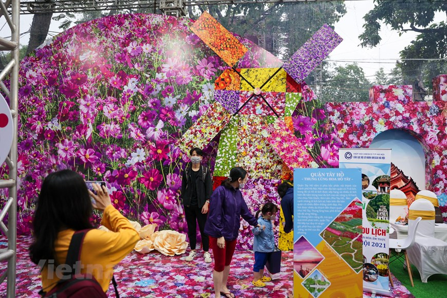 El festival consta de 200 stands, divididos en dos áreas: el área para promover productos en pos de estimular el turismo y el área para presentar la cultura culinaria de la capital milenaria de Vietnam, y divulgar la imagen de un Hanoi moderno pero al mismo tradicional. En el espacio culinario, se introducen los platos y especialidades excepcionales de la capital con características propias, singularidad y sofisticación como pho de Hanoi (sopa de fideos con carne de res o pollo), cha ca (fideos con pescado asado), bun thang (fideos con pollo, salchichas y verduras), pastel de camarón del lago Oeste y té de loto del lago Oeste, entre otros (Fuente: Vietnamplus)