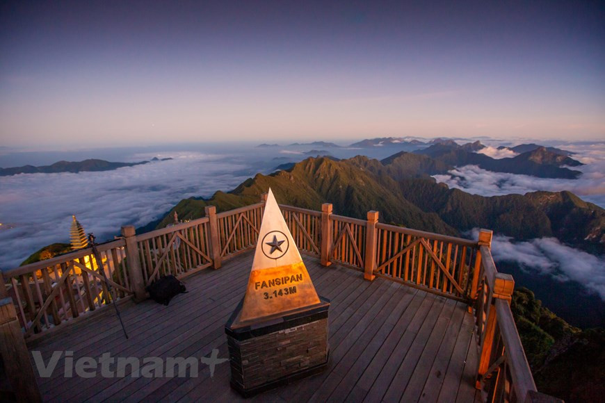 Al inicio de la aventura, los turistas llegan a la terminal teleférica en el valle de Muong Hoa. La estación de salida fue construida como un castillo dentro de montañas y selvas. Por la tarde, en la cadena de montañas de Hoang Lien Son nubes húmedas atraviesan los valles creando un espacio etéreo. La última parada del teleférico es la cumbre del Fansipan. Para muchos turistas, la cima de la montaña Fansipan esconde muchos misterios y es uno de los destinos imprescindibles de la vida. Según el estudio del Departamento de Cartografía, Topografía e Información Geográfica de Vietnam, la altura de la cima de Fansipan en 2019 es de 3.17,3 metros, cuatro metros más que la cifra publicada por los franceses en 1909 (Fuente: Vietnamplus) 