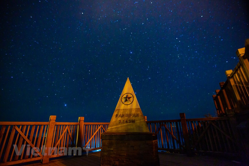 Fansipan, el techo de Indochina, se ubica en Sa Pa, de Lao Cai. A 350 kilómetros al Noroeste de Hanoi, la capital, Sa Pa tiene una altura de mil 600 metros sobre el nivel del mar, con una temperatura promedio de 15-18 grados celsius. Toda la ciudad está rodeada por la cordillera de Hoang Lien Son, famosa por albergar la montaña más alta de Indochina de Fansipan (tres mil 142 metros). El libro Guinness de los récords reconoció al sistema teleférico de Fansipan – Sapa en dos categorías: el teleférico de tres cables más largo del mundo con una extensión de seis mil 292,5 metros, y el que más asciende desde su inicio hasta el final (mil 410 metros) (Fuente: Vietnamplus)