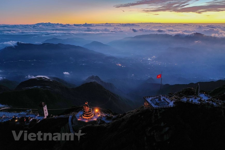Los aventureros siempre han deseado conquistar la cima de Fansipan al menos una vez en su vida. Para conquistar la cima, debes venir aquí en verano, pues el clima es soleado para presenciar el panorama de Sapa sin estar cubierto por nubes o niebla. Por muchos años, los viajeros debían ascender a pie por un camino montañoso difícil y muy peligroso, pero con el moderno sistema de teleférico, los turistas pueden llegar fácilmente al punto más alto de Vietnam, disfrutar los paisajes de la selva primitiva y el valle cubierto de nubes. La edificación del sistema de tres cables, que es el más alto, largo y complicado del mundo, comenzó en noviembre del 2013 con una inversión de unos 31 millones de dólares de Sun Group y asistencia técnica de la corporación Doppelmayr Garaventa. En febrero de 2016, luego de siete meses de estudio y 800 días de construcción, Sun Group inauguró oficialmente el proyecto del teleférico Fansipan (Fuente: Vietnamplus)