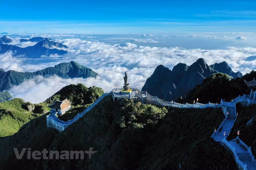 En este lugar, apodado el "techo de Indochina", se encuentra una estatua de Buda de Misericordia, en la pagoda de Bao An, en la provincia norteña de Lao Cai. La obra escultural de bronce con una altura de 12 metros y 18 toneladas de peso es colocada en Fansipan, la cima montañosa más alta de Vietnam y toda la península indochina con tres mil 143 metros sobre el mar y lugar donde radican dos pagodas budistas, una de ellas es la mencionada de Bao An. La estatua de Buda radicada en la montaña considerada como el techo de Indochina será un símbolo espiritual especial y creará una fuente de iluminación a favor de la vida feliz del ser humano (Fuente: Vietnamplus)