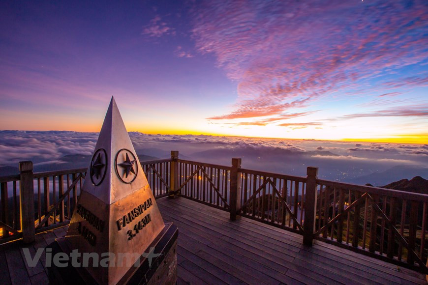La cima del Fansipan es nombrada el techo de Indochina, con una altura de 3 143 m. Los aventureros siempre han deseado conquistarla al menos una vez en su vida. Por muchos años, los viajeros debían ascender a pie por un camino montañoso difícil y muy peligroso. Pero con el moderno sistema de teleférico, los turistas pueden llegar fácilmente mediante el sistema de teleférico al punto más alto de Vietnam, disfrutar los paisajes de la selva primitiva y el valle cubierto de nubes. El libro Guinness de los récords reconoció al sistema teleférico de Fansipan – Sapa en dos categorías: el teleférico de tres cables más largo del mundo con una extensión de 6 292.5 m, y el que más asciende desde su inicio hasta el final (mil 410 metros) (Fuente: Vietnamplus) 
