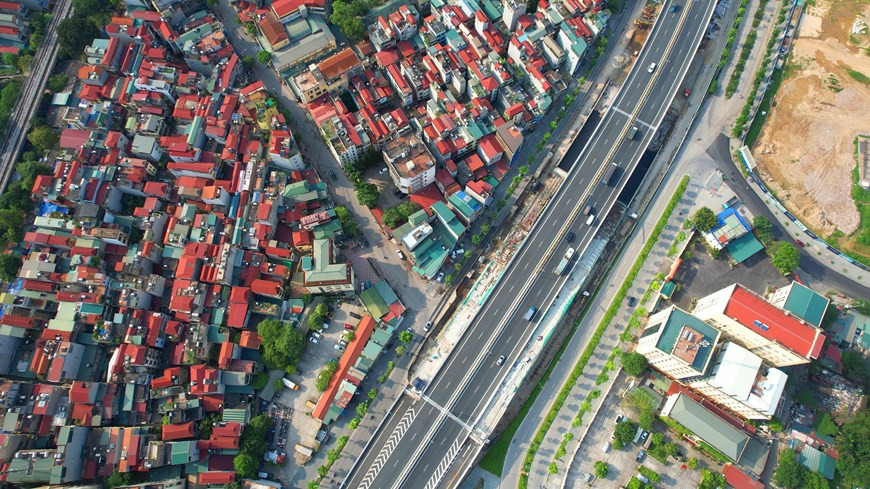 El proyecto del viaducto Mai Dich-Nam Thang Long cumple con los estándares de autopista, y está diseñado con cuatro carriles para una velocidad permitida de 100 kilómetros por hora (Fuente: VNA)