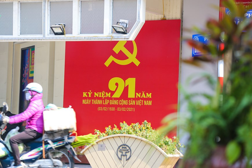 El XIII Congreso Nacional del Partido se llevará a cabo oficialmente del 25 de enero al 2 de febrero de 2021 en Hanoi. Con la consigna “Solidaridad-Democracia-Disciplina-Creatividad-Desarrollo”, el XIII Congreso Nacional del Partido evaluará la implementación durante los últimos 35 años del proceso de Doi Moi (Renovación), 30 años del despliegue de la Plataforma sobre la construcción nacional en el período de transición hacia el socialismo de 1991, una década de la Plataforma modificada y adoptada de 2011 y la materialización de la Estrategia de desarrollo socioeconómico en la última década. También asistirán a la inauguración de la magna cita partidista los exdirigentes del Partido, el Estado y el Frente de la Patria, los veteranos revolucionarios, las Madres Heroicas, intelectuales, artistas, representantes religiosos y de la generación juvenil (Fuente: Vietnamplus)