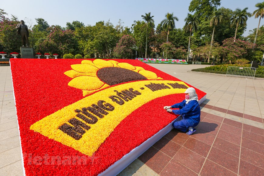 En el área del jardín de flores de Lenin, los trabajadores de Hanoi Green Park Company completaron la decoración. Casi 500 reporteros nacionales y extranjeros cubrirán directamente la inauguración del XIII Congreso Nacional del Partido Comunista de Vietnam, desde Centro de Prensa al servicio de la cita, el cual está dotado de las tecnologías, línea de transmisión y equipos modernos para la prensa nacional y extranjera Después de la clausura de la cita, los delegados también debatirán los resultados del XIII Congreso Nacional del Partido, los hitos importantes del PCV en sus 91 años de historia, la opinión del público nacional e internacional al respecto, y la divulgación e implementación de la Resolución de la magna cita (Fuente: Vietnamplus)