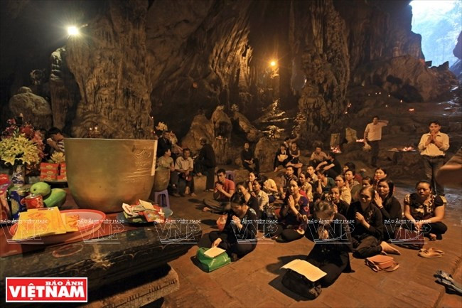Misa en la cueva Huong Tich para un año nuevo feliz (Fuente: VNA)