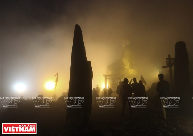 Los turistas ante la estatua del Rey-Venerable Tran Nhan Tong en la madrugada. (Fuente: VNA)