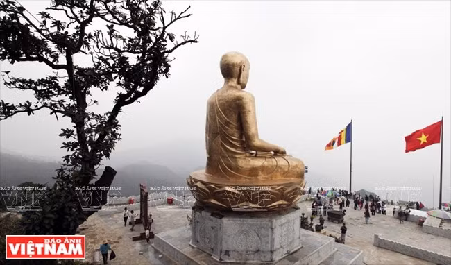 La estatua del rey- Venerable Tran Nhan Tong en la cima de An Ky Sinh. (Fuente: VNA)
