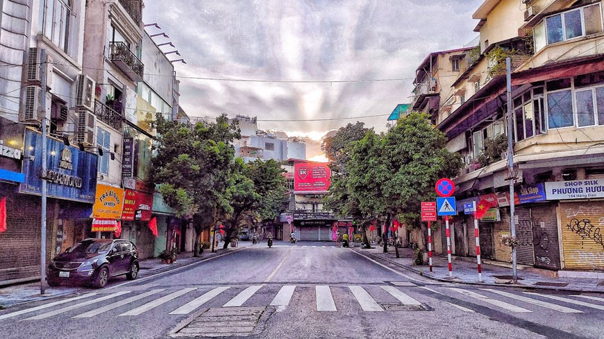 Una calle en el casco antiguo de Hanoi, que solía estar animada por el bullicio de las tiendas, comerciantes y vehículos. La capital vietnamita cumplió 49 días de distanciamiento social iniciado desde el 24 de julio, según la Directiva 17 del Comité Popular municipal. Desde el 29 de abril, Hanoi registró tres mil 779 casos confirmados con el virus SARS-CoV-2, incluidos mil 595 de transmisión local. El sector municipal de la salud se empeña en administrar hasta 200 mil dosis de vacunas contra el coronavirus por día, y se han inyectado más de 2,2 millones de dosis de esos fármacos en total al 26,65 por ciento de la población capitalina. Desde esta semana se han flexibilizado las medidas restrictivas en algunos sitios de la ciudad. (Foto: Vietnam+)