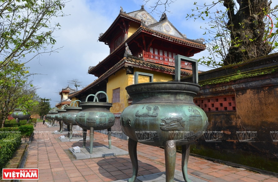 Entre los antiguos artículos creados bajo la Dinastía Nguyen (1802-1945), la última dinastía feudal de Vietnam, se encuentran las Nueve Urnas Dinásticas, reconocidas como tesoros nacionales en 2012. (Foto: VNA)