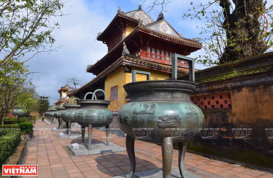 Entre los antiguos artículos creados bajo la Dinastía Nguyen (1802-1945), la última dinastía feudal de Vietnam, se encuentran las Nueve Urnas Dinásticas, reconocidas como tesoros nacionales en 2012. (Foto: VNA)