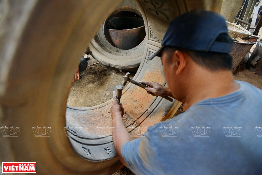 Phuong Duc es un pequeño pueblo en las orillas al sur del río Huong (Perfume) y donde se fabricaron muchos tesoros nacionales, incluidas las Nueve Urnas Dinásticas, los nueve cañones sagrados, y la campana gigante de la pagoda de Thien Mu. (Foto: VNA)