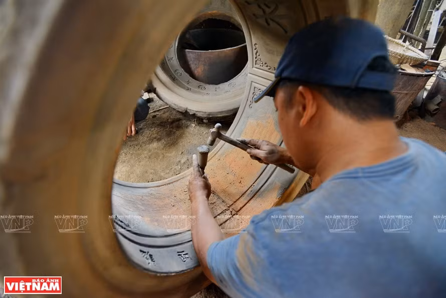 Phuong Duc es un pequeño pueblo en las orillas al sur del río Huong (Perfume) y donde se fabricaron muchos tesoros nacionales, incluidas las Nueve Urnas Dinásticas, los nueve cañones sagrados, y la campana gigante de la pagoda de Thien Mu. (Foto: VNA)