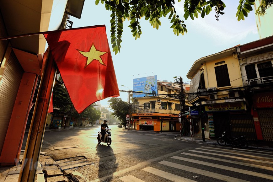 En el contexto que Hanoi implementa las medidas de distanciamiento social para el control epidémico del COVID-19, las calles en esta capital se muestran menos concurridas de lo habitual. Sin embargo, el sol otoñal de Hanoi siempre es esperado y amado sin importar las circunstancias. Para muchas personas, esta es la temporada más bella de la urbe. La estación comienza a menudo en septiembre. Con la caída de las hojas, los rayos de sol amarillentos como la miel y la brisa fresca que lleva el aroma de las flores de Alstonia scholaris, la capital milenaria se vuelve más encantadora y hechiza el corazón de muchas personas. (Foto: Vietnam+)