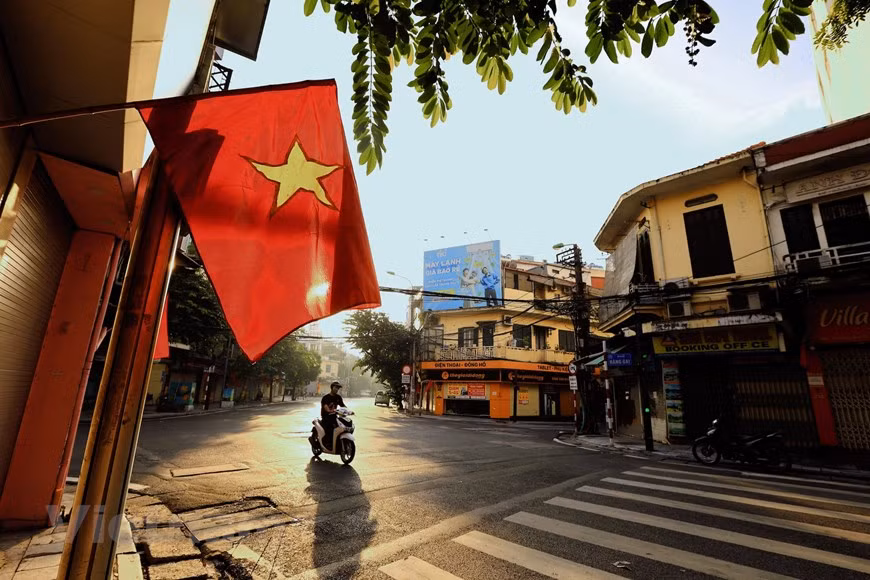 En el contexto que Hanoi implementa las medidas de distanciamiento social para el control epidémico del COVID-19, las calles en esta capital se muestran menos concurridas de lo habitual. Sin embargo, el sol otoñal de Hanoi siempre es esperado y amado sin importar las circunstancias. Para muchas personas, esta es la temporada más bella de la urbe. La estación comienza a menudo en septiembre. Con la caída de las hojas, los rayos de sol amarillentos como la miel y la brisa fresca que lleva el aroma de las flores de Alstonia scholaris, la capital milenaria se vuelve más encantadora y hechiza el corazón de muchas personas. (Foto: Vietnam+)