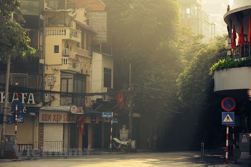 Los rayos del sol otoñal no son fuertes como en el verano, por el contrario, es fresco y da un toque poético a las calles de Hanoi. Gracias al tono amarillo otoñal, las vías de repente se vuelven líricas y románticas como en las películas. Las personas suelen decir que es una lástima si no se da un paseo por Hanoi durante estos días. Sin embargo, este año, debido al distanciamiento social, los residentes locales evitan salir de sus hogares por seguridad. En medio de la severa cuarta ola del COVID-19, la urbe redobló las medidas de restricción en un esfuerzo para prevenir y controlar la propagación del coronavirus. (Foto: Vietnam+)