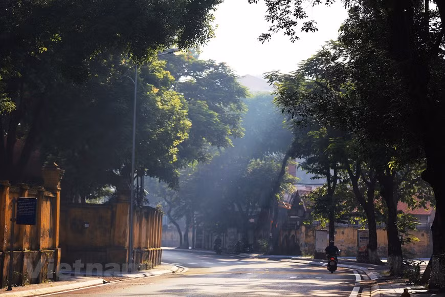 Las personas que han vivido en esta capital durante mucho tiempo no dudarán en decir que la estación más bonita de Hanoi es el otoño. Esta temporada suele llegar de manera repentina y sin aviso. Solo se sabe que si una mañana te despiertas tras escuchar el sonido de un aguacero y sientes que el clima comienza a refrescar, con las calles cubiertas con una capa de sol dorado como la miel, entonces ha llegado el otoño. Lo que hace especial al otoño en Hanoi es el aire fresco que alivia el calor sofocante del verano y el sol dorado brillando sobre las casas antiguas que no se encuentra por ningún otro lado. (Foto: Vietnam+)