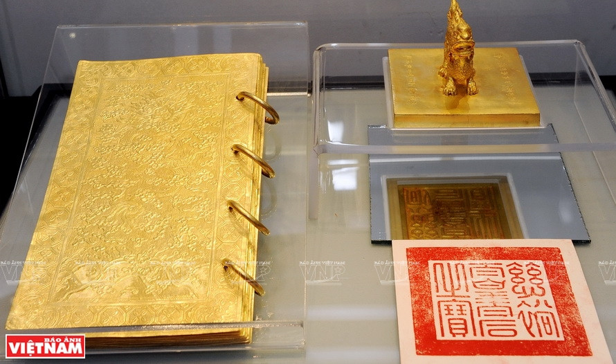 Durante la dinastía Nguyen, se hicieron los libros de oro para grabar asuntos reales y registrar la línea de tiempo de los emperadores. (Foto: VNA)