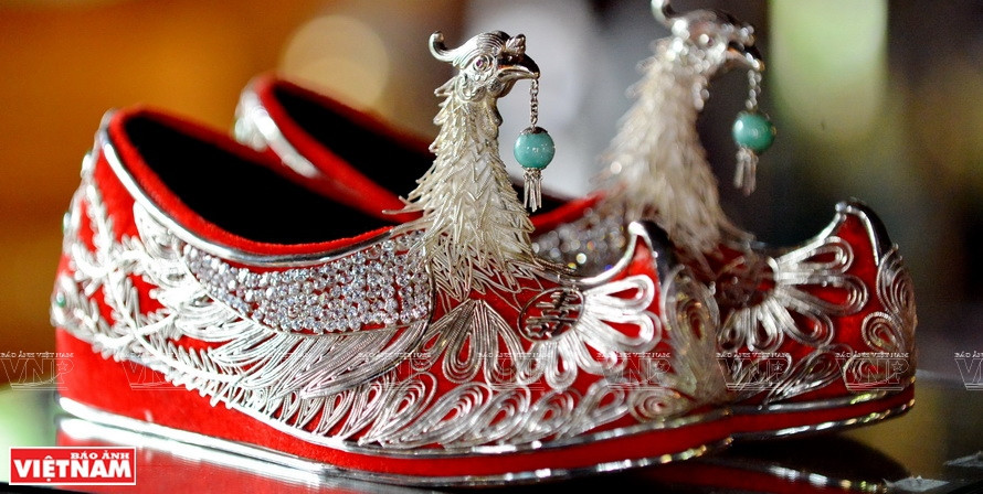 Zapatos bordados hechos por artesanos de Hue. (Foto: VNA)