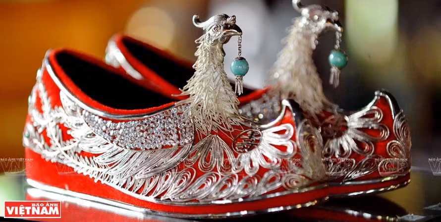 Zapatos bordados hechos por artesanos de Hue. (Foto: VNA)