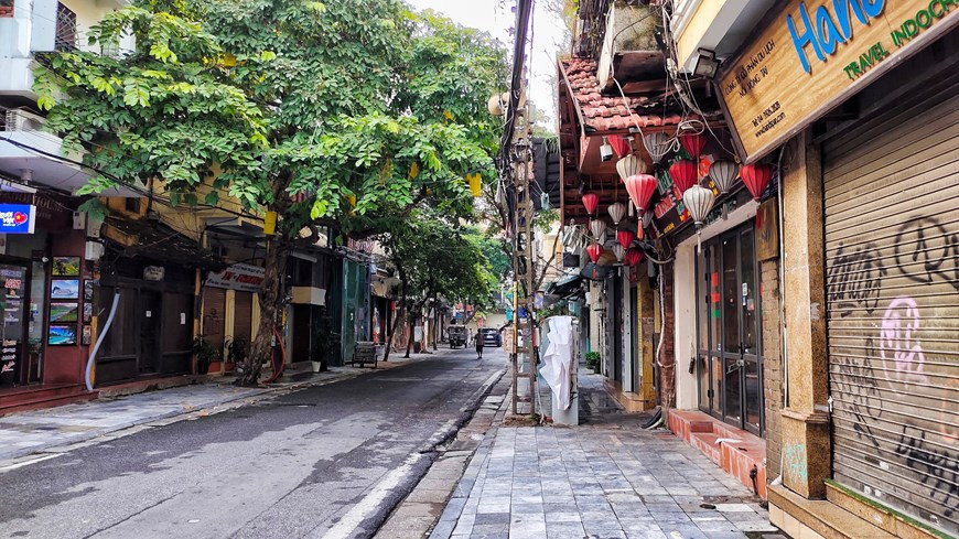 Las tiendas en Hanoi permanecen cerradas a medida que la ciudad implementa una estricta orden de distanciamiento social de acuerdo con la directiva del Primer Ministro, en un esfuerzo por frenar la propagación de la pandemia. Por tal motivo, el entorno bullicioso en las calles es sustituido por un entorno más tranquilo, dando una nueva apariencia a la ciudad. Al 8 de septiembre, Hanoi cumplió el 81,78 por ciento de su objetivo de recolectar un millón de muestras para pruebas masivas del COVID-19, según el Departamento municipal de Salud. La tarea tiene como objetivo separar los casos infectados de la comunidad y evaluar el nivel de riesgo en cada área para diseñar las medidas adecuadas de prevención y control de la pandemia. (Foto: Vietnam+)