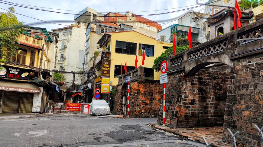 O Quan Chuong (Puerta de Quan Chuong) se vuelve más tranquila en estos días. Se trata de la única puerta que queda de la antigua ciudadela imperial de Thang Long. Con una arquitectura típica del Hanoi de antaño, el sitio refleja una belleza rústica y pacífica en medio de la incesante renovación de la capital milenaria. O Quan Chuong fue construida en 1749 bajo la monarquía del rey Le Canh Hung y renovada en 1804 durante el reinado del monarca Gia Long. Dong Ha Mon (Puerta de Dong Ha) es el nombre oficial del lugar, pero los lugareños le siguen llamando O Quan Chuong. Con 20 metros de ancho y siete de longitud, la obra cuenta con ladrillos grandes similares a aquellos en el Templo de la Literatura. (Foto: Vietnam+)