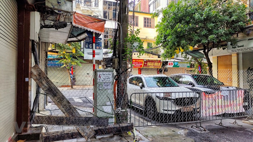 No es la primera vez que Hanoi aplica las medidas de distanciamiento social y la mayoría de los habitantes cumplen con las regulaciones al respecto. Del 6 al 21 de septiembre, la ciudad se empeña en intensificar las pruebas del COVID-19. Los residentes en "zonas de muy alto riesgo" (zonas rojas) serán examinados cada dos o tres días. Aquellos que viven en “zonas de alto riesgo” (zonas naranjas) serán evaluados cada cinco a siete días. Las familias que viven en áreas libres del COVID-19 (zonas verdes) tendrán uno o dos miembros evaluados regularmente como una medida para proteger esas áreas del coronavirus. La ciudad propuso al Gobierno permitir que las autoridades locales decidieran el período de cuarentena sanitaria para las personas sospechosas con el virus SARS-CoV-2. (Foto: Vietnam+)