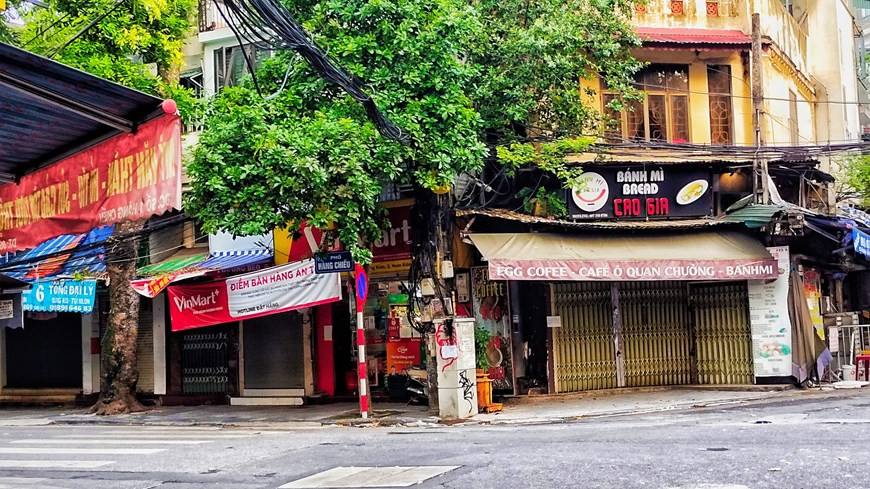 Calle Hang Chieu durante los días de implementación de distanciamiento social. Las autoridades capitalinas exigieron a todos los residentes locales quedarse en casa y solo salir a la calle en casos realmente necesarios, por motivo de viajes de trabajo, de conseguir alimentos y medicamentos, de emergencia u otras situaciones emergentes para el tratamiento médico. El uso de mascarillas sanitarias es obligatorio en lugares públicos. Además, todos deben mantener la distancia mínima de dos metros con otras personas en sitios públicos, y evitar reuniones de más de dos personas fuera del hospital, lugares de trabajo o escuelas. Los servicios y negocios no esenciales deben suspender temporalmente sus actividades. Mientras, los servicios de entrega como Grab seguirán funcionando, pero no podrán transportar pasajeros. (Foto: Vietnam+)