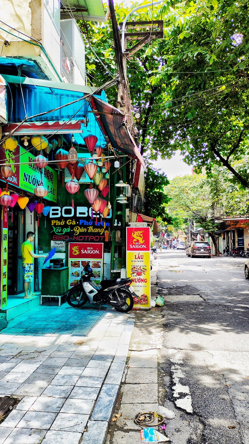 Calle Hang Buom en el distrito de Hoan Kiem, Hanoi. Se trata de una vía muy concurrida con varias tiendas frecuentadas tanto por lugareños como por visitantes. Según el Departamento municipal de Turismo, se estima que la capital vietnamita atendió a 2,9 millones de turistas en el primer semestre de 2021, una merma del 25 por ciento con respecto al mismo lapso del año anterior. Hanoi ingresó 352,6 millones de dólares por los servicios turísticos, lo que equivale a una disminución interanual del 57 por ciento. Actualmente, Vietnam aún no ha abierto sus puertas a los viajeros foráneos. El número de extranjeros que llegan a Hanoi durante este periodo es modesto, principalmente expertos y trabajadores residentes en el país. (Foto: Vietnam+)