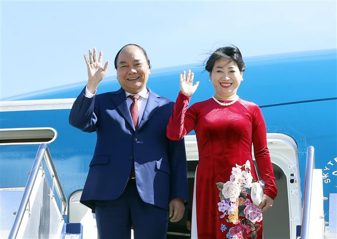El primer ministro de Vietnam, Nguyen Xuan Phuc, y su esposa, llegaron al aeropuerto militar Fairbairn, en Canberra (Fuente: VNA)